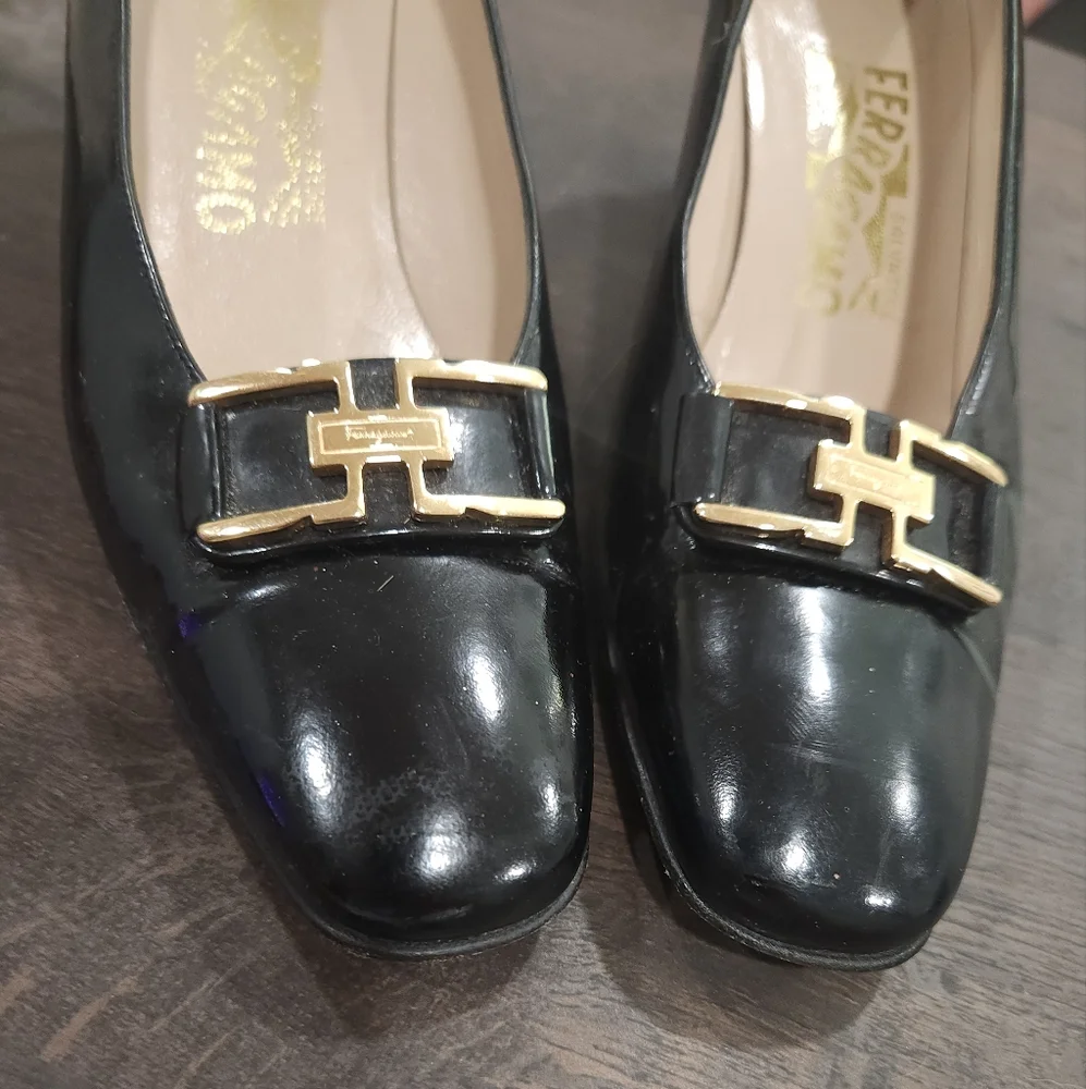 Salvatore Ferragamo• Vintage black and gold close toed heel. Sz 7.5